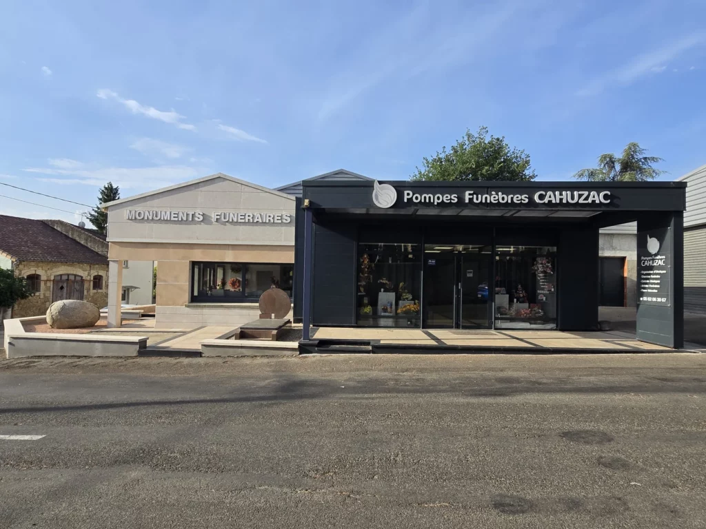 Façade des Pompes Funèbres Cahuzac à Vic-Fezensac présentant le magasin et l'espace exposition de monuments funéraires.