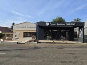 Façade des Pompes Funèbres Cahuzac à Vic-Fezensac présentant le magasin et l'espace exposition de monuments funéraires.