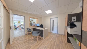Bureau d'accueil chaleureux des Pompes Funèbres Cahuzac pour la réception et le conseil aux familles.