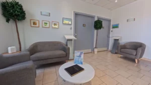 Salon d'accueil et salle d'attente de la chambre funéraire avec fauteuils confortables et livre d'or.