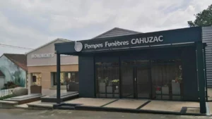 Façade moderne de l'agence des Pompes Funèbres Cahuzac à Vic-Fezensac avec vitrine d'exposition.